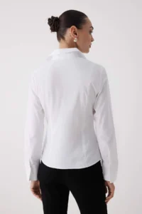 TRENDYOLMİLLA Wardrobe Essentials White Hafif Bele Oturan Cotton Weaving Shirt - Image 4