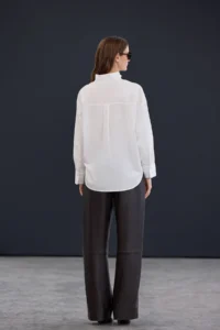 TRENDYOLMİLLA Trendyol Studio White Ayarlanabilir Oversized Asymmetric Cotton Poplin Shirt - Image 4