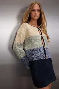 TRENDYOLMİLLA Indigo Button Detailed Crop Soft textured Color Blocked Knitwear Cardigan