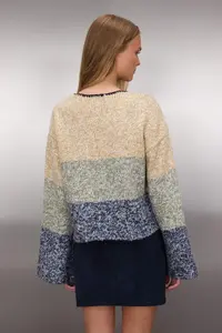 TRENDYOLMİLLA Indigo Button Detailed Crop Soft textured Color Blocked Knitwear Cardigan - Image 4