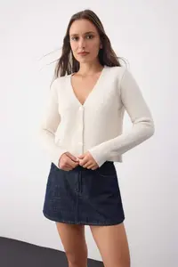 TRENDYOLMİLLA Wardrobe Essentials Ecru Crop Button Detailed Soft textured V-neck Woolly Knitwear Cardigan