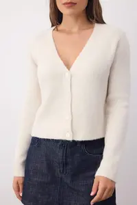 TRENDYOLMİLLA Wardrobe Essentials Ecru Crop Button Detailed Soft textured V-neck Woolly Knitwear Cardigan - Image 3