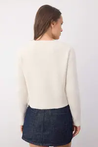 TRENDYOLMİLLA Wardrobe Essentials Ecru Crop Button Detailed Soft textured V-neck Woolly Knitwear Cardigan - Image 4