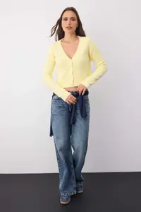 TRENDYOLMİLLA Wardrobe Essentials Yellow Crop Button Detailed Soft textured V-neck Woolly Knitwear Cardigan - Image 2