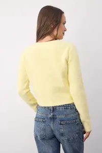 TRENDYOLMİLLA Wardrobe Essentials Yellow Crop Button Detailed Soft textured V-neck Woolly Knitwear Cardigan - Image 4