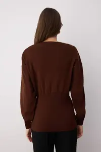 TRENDYOLMİLLA Brown Button Detailed 2 Sets Viral Knitwear Cardigan-Blouse Set - Image 4