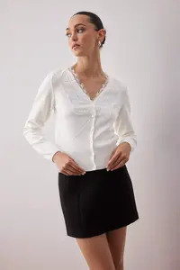 TRENDYOLMİLLA Ecru Crop Lace Garnished V-neck Premium/Special Yarn Knitwear Cardigan - Image 2