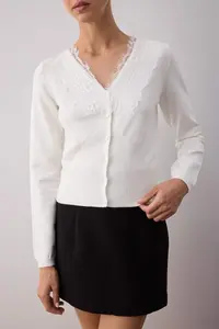 TRENDYOLMİLLA Ecru Crop Lace Garnished V-neck Premium/Special Yarn Knitwear Cardigan - Image 3