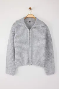 TRENDYOLMİLLA Wardrobe Essentials Gray Zippered Soft textured Wide Pattern Knitwear Cardigan| - Image 5