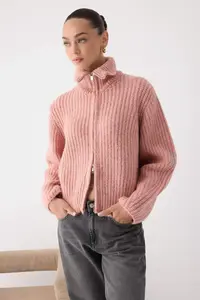 TRENDYOLMİLLA Wardrobe Essentials Light Pink Zippered Soft textured Wide Pattern Knitwear Cardigan| - Image 2