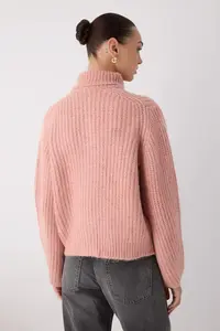 TRENDYOLMİLLA Wardrobe Essentials Light Pink Zippered Soft textured Wide Pattern Knitwear Cardigan| - Image 4