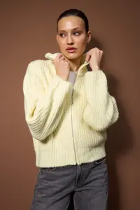 TRENDYOLMİLLA Wardrobe Essentials Yellow Zippered Soft textured Wide Pattern Knitwear Cardigan| - Image 2