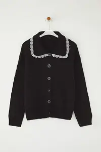 TRENDYOLMİLLA Black Collar Lace Garnished Hair Knitting Polo Shirt Collar Knitwear Cardigan - Image 5