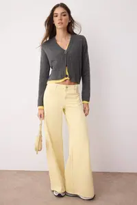 TRENDYOLMİLLA Gray Crop Color Blocked V-neck Soft textured Knitwear Cardigan - Image 2