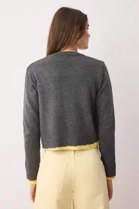 TRENDYOLMİLLA Gray Crop Color Blocked V-neck Soft textured Knitwear Cardigan - Image 4