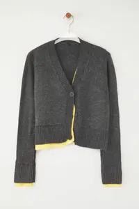 TRENDYOLMİLLA Gray Crop Color Blocked V-neck Soft textured Knitwear Cardigan - Image 5