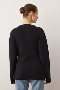 TRENDYOLMİLLA Black V-neck Mercerized Look Premium Yarn/Special Yarn Knitwear Cardigan - Image 5