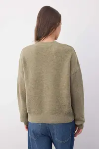 TRENDYOLMİLLA Wardrobe Essentials Oil Green Woolly Wide Pattern V-neck Knitwear Cardigan | - Image 4