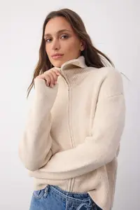 TRENDYOLMİLLA Wardrobe Essentials Stone Soft textured Wide Pattern Zippered Knitwear Cardigan |
