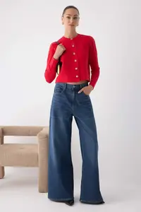 TRENDYOLMİLLA Wardrobe Essentials Red Plain Button Detailed Crop Premium/Special Yarn Knitwear Cardigan | - Image 2
