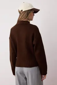 TRENDYOLMİLLA Brown Soft textured Zippered Wide Pattern Knitwear Cardigan - Image 4