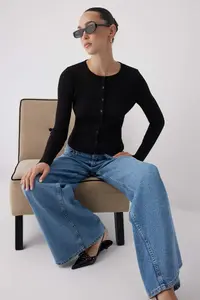 TRENDYOLMİLLA Wardrobe Essentials Black Mercerized Look Ribbed Knitwear Cardigan | - Image 2