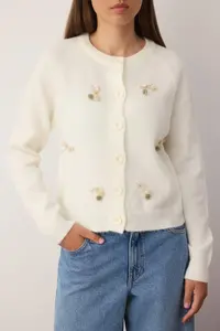 TRENDYOLMİLLA Ecru Crew Neck Cherry Accessory Detailed Knitwear Cardigan - Image 3