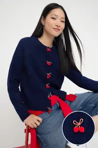 TRENDYOLMİLLA Navy Blue Crew Neck Cherry Accessory Detailed Knitwear Cardigan