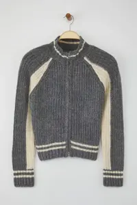 TRENDYOLMİLLA Gray Soft textured Zippered Knitwear Cardigan - Image 5