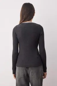 TRENDYOLMİLLA Anthracite Fitted Drink-Interlocking Color Block Knitwear Cardigan - Image 4