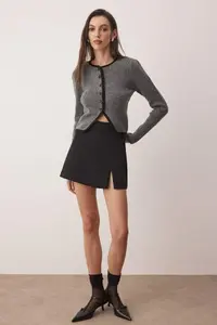 TRENDYOLMİLLA Anthracite Fitted Ribbon Detailed Crop Knitwear Cardigan - Image 2