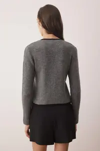 TRENDYOLMİLLA Anthracite Fitted Ribbon Detailed Crop Knitwear Cardigan - Image 4