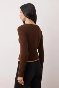 TRENDYOLMİLLA Brown Fitted Ribbon Detailed Crop Knitwear Cardigan - Image 4