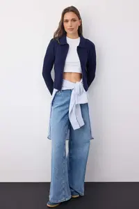 TRENDYOLMİLLA Wardrobe Essentials Navy Blue Soft textured Crop Zippered Knitwear Cardigan | - Image 2