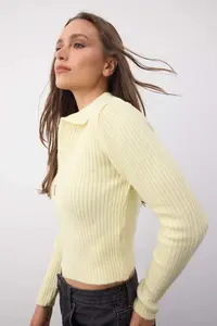 TRENDYOLMİLLA Wardrobe Essentials Yellow Soft textured Crop Zippered Knitwear Cardigan | - Image 2