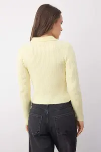 TRENDYOLMİLLA Wardrobe Essentials Yellow Soft textured Crop Zippered Knitwear Cardigan | - Image 4