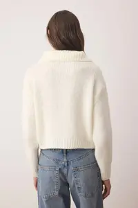 TRENDYOLMİLLA Ecru Oversized/Wide Pattern Crop Knitwear Cardigan - Image 4