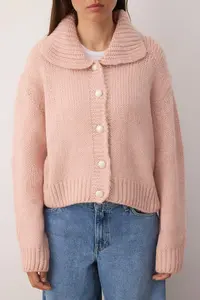 TRENDYOLMİLLA Pink Oversized/Wide Pattern Crop Knitwear Cardigan - Image 3