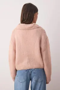 TRENDYOLMİLLA Pink Oversized/Wide Pattern Crop Knitwear Cardigan - Image 4