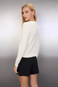 TRENDYOLMİLLA Ecru Gül Accessory Detailed Thin Knitwear Cardigan - Image 4
