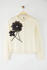TRENDYOLMİLLA Ecru Gül Accessory Detailed Thin Knitwear Cardigan - Image 5