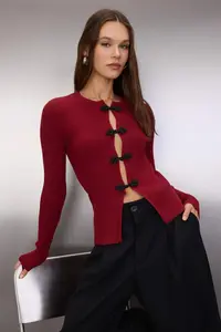 TRENDYOLMİLLA Burgundy Premium/Special Thread Fitted Accessory Detailed Knitwear Cardigan