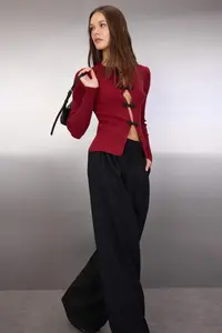 TRENDYOLMİLLA Burgundy Premium/Special Thread Fitted Accessory Detailed Knitwear Cardigan - Image 2
