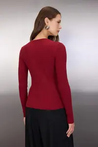 TRENDYOLMİLLA Burgundy Premium/Special Thread Fitted Accessory Detailed Knitwear Cardigan - Image 4