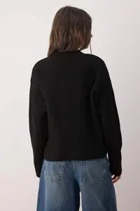 TRENDYOLMİLLA Black Soft textured Button Detailed Knitwear Cardigan - Image 4