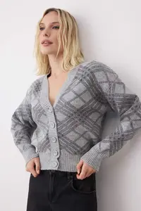 TRENDYOLMİLLA Gray Soft textured Baklava Patterned V-neck Knitwear Cardigan