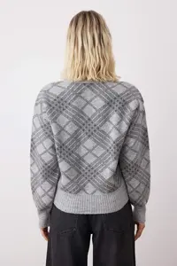 TRENDYOLMİLLA Gray Soft textured Baklava Patterned V-neck Knitwear Cardigan - Image 4