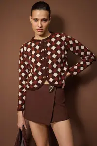 TRENDYOLMİLLA Brown Baklava/Plaid Patterned Crew Neck Crop Knitwear Cardigan