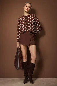 TRENDYOLMİLLA Brown Baklava/Plaid Patterned Crew Neck Crop Knitwear Cardigan - Image 2