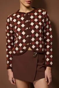 TRENDYOLMİLLA Brown Baklava/Plaid Patterned Crew Neck Crop Knitwear Cardigan - Image 3